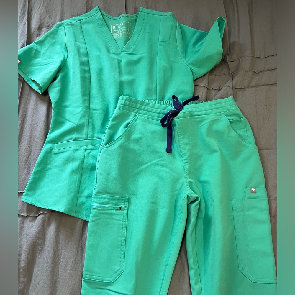 Figs surgical green scrub set